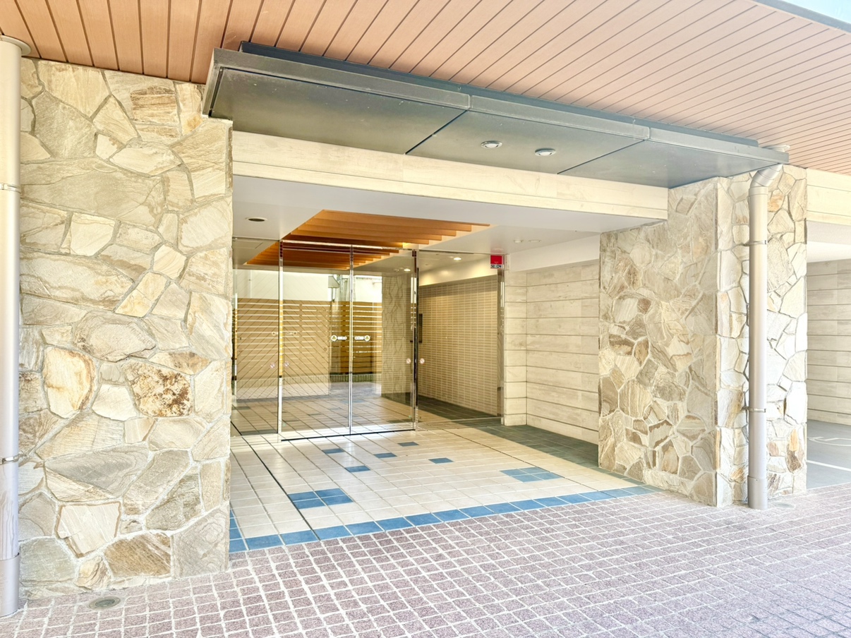 【エントランス】個性的な壁面タイルが目を引くエントランス。清潔に保たれていて、きちんと管理されていることが伺えます。