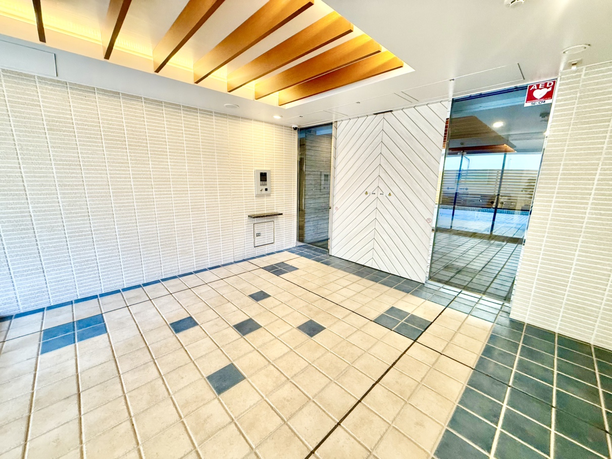 【ロビー】落ち着いた雰囲気のロビー。オートロックが採用されていて、防犯面に配慮されています。暮らしに安心感を与えてくれる嬉しい設備です。