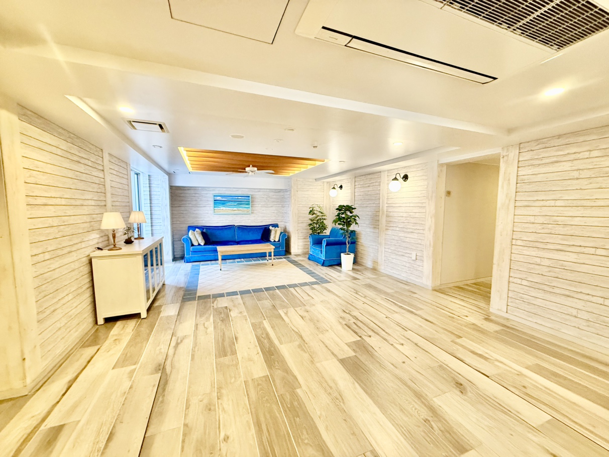 【エントランスホール】居住者同士の交流や、ゲストとの面会に活用できるスペースです。