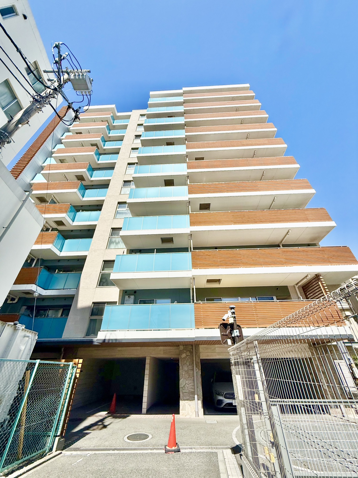 【現地外観写真】JR東海道線「茅ヶ崎」駅まで平坦徒歩2分。駅前と海をフレキシブルに往復できる住環境。