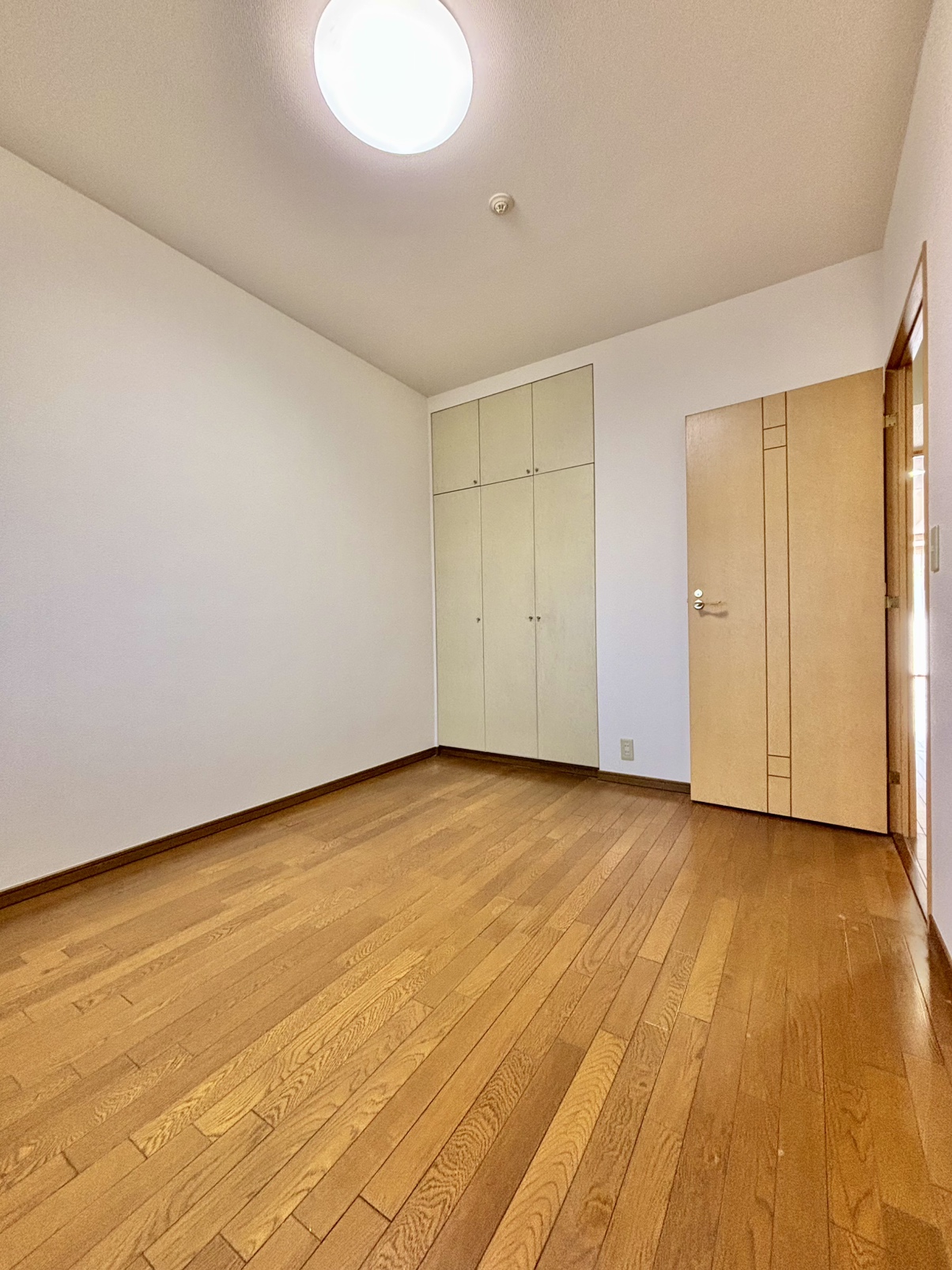 【洋室/約6.0帖】洋室の中で最も広さにゆとりのあるお部屋です。主寝室として使用することもおすすめです。