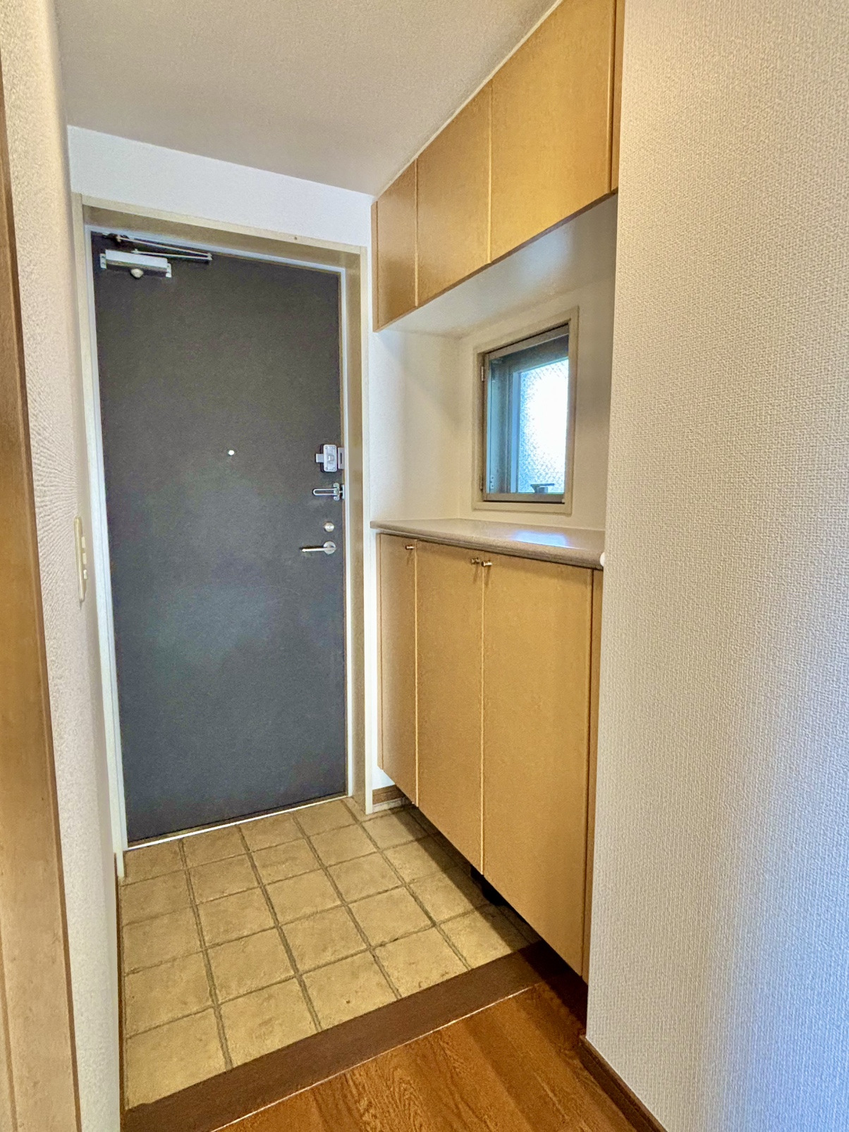 【玄関】床面のお手入れがしやすい、フロートタイプのシューズボックスが備わっています。カウンター部分ではインテリアもお楽しみいただけます。