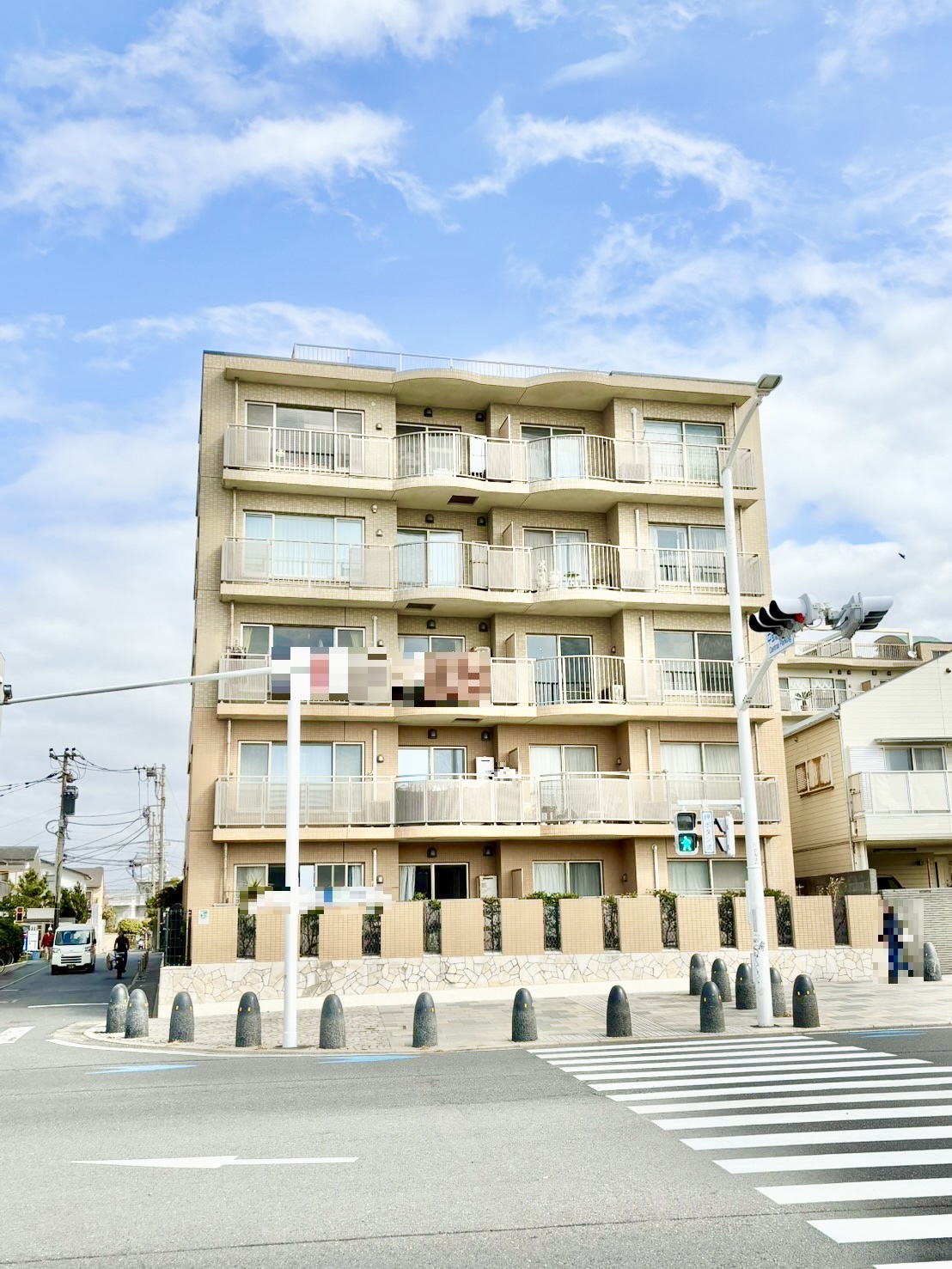 【現地外観写真】地下1階付き地上5階建マンションの1階部分に位置しています。海が近く自然を身近に感じられる住環境です。