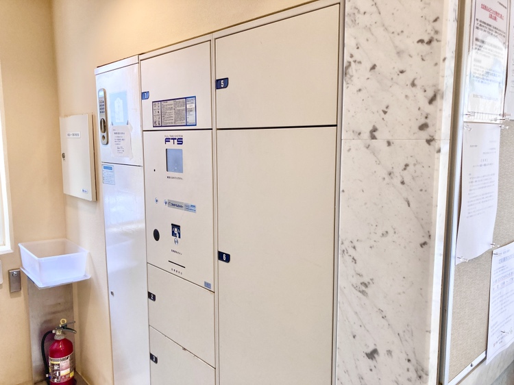 【宅配ボックス】宅配ボックスを利用可能なため、不在時にも荷物の受け取りが可能です。再配達を気にせず、気軽にお買い物ができます。