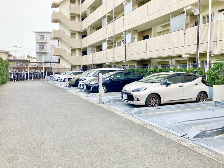 【駐車場】敷地内に駐車場が設けられており、お車を保有していただけます。空き状況や料金など、詳細はお気軽にお問い合わせください。
