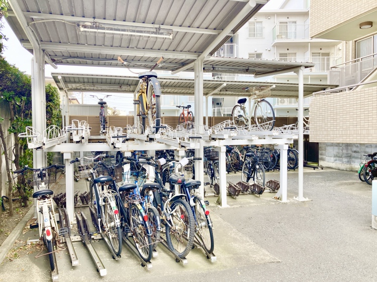 【駐輪場】2段式のサイクルラックが設置されています。屋根付きで、自転車が雨風にさらされにくいです。空き状況などは、都度お問い合わせください。