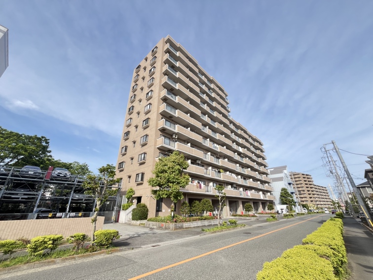 【現地外観写真】鉄筋コンクリート造、地上11階建マンション。総戸数は70戸です。ショッピングセンターまで徒歩3分と生活利便性の高い立地です。