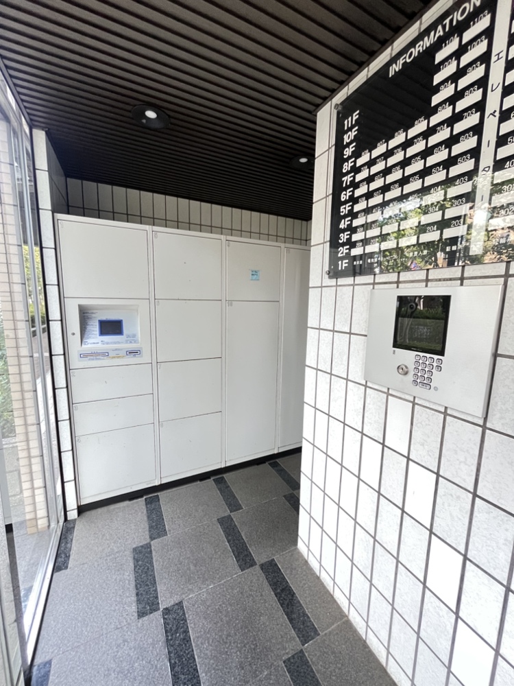 【エントランス】マンションにはオートロックが採用されており、防犯面にも配慮されています。管理体制は日勤です。