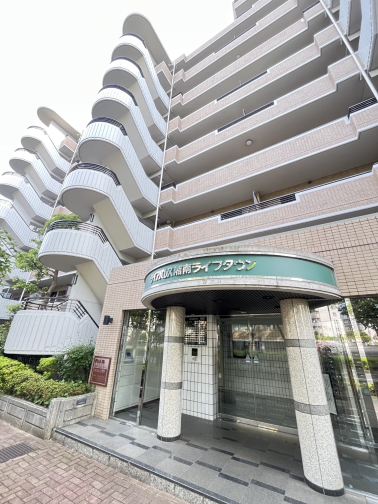 【エントランス】小学校まで徒歩7分、中学校まで徒歩4分。お子様の通学負担が少ない距離で、子育て世帯にもうれしい住環境です。