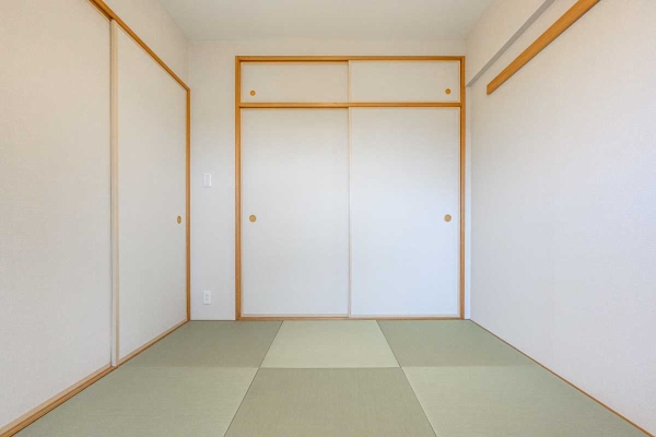 和室の押入は奥行もしっかりあり収納力があります