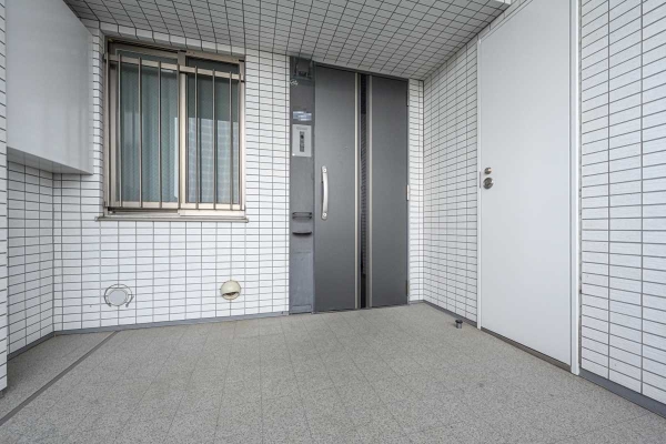 玄関前は門扉付きのポーチ、トランクルームがございます