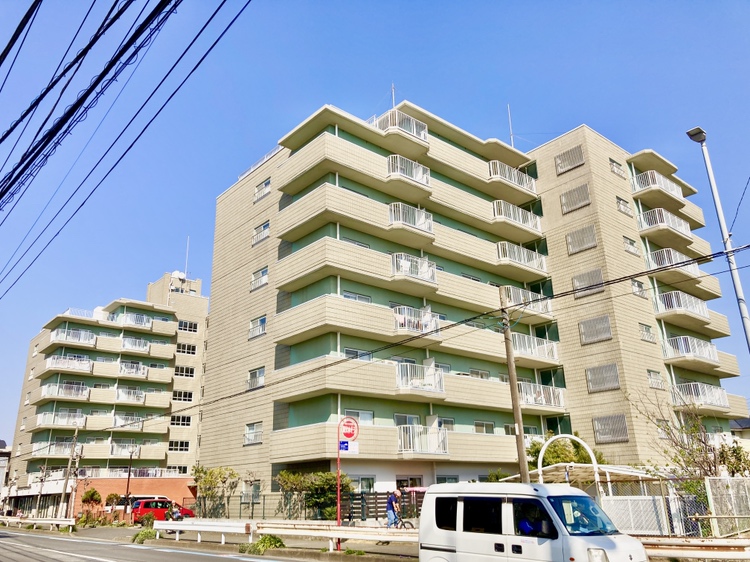 【外観】総戸数132戸、地上8階建マンション、最上階角住戸。2026年2月内装リフォーム実施済。屋上テラスからは相模湾と富士山が望めます(天候による)。