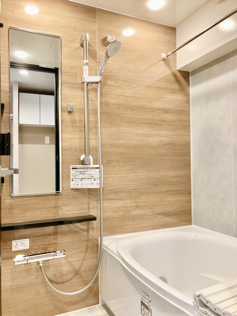 【浴室】換気乾燥暖房機付きで、雨の日や深夜の洗濯も気軽に行えます。木目調のパネルが採用されており、リラックスしたバスタイムを過ごせそうです。