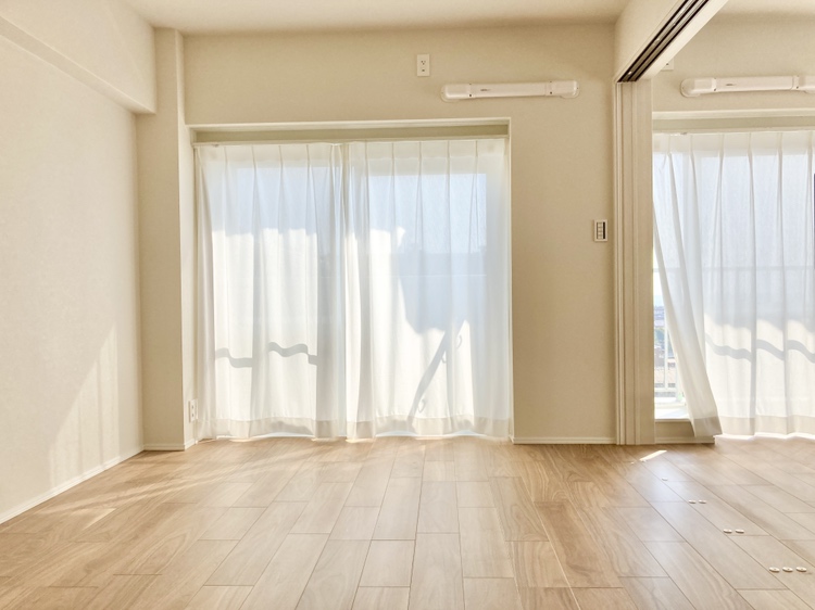 【洋室(南西側)/約6.1帖】南西側のバルコニーからさわやかな光を感じられる洋室。視線が抜けることで、開放感を味わっていただけます。主寝室にもおすすめです。