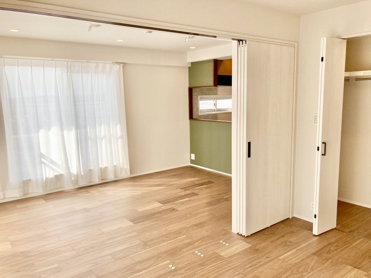 【洋室(南西側)/約6.1帖】リビングと吊戸で繋がっています。個室としてはもちろん、戸を開けリビングと繋げて、約19.2帖の空間としても使用可能です。