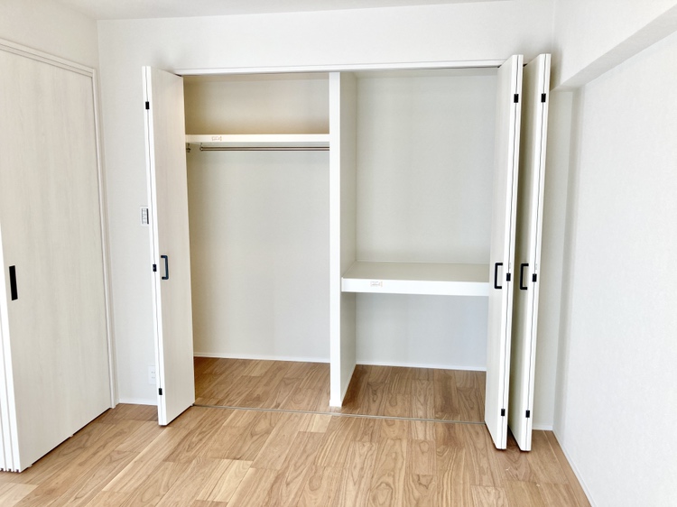 【洋室(南西側)/約6.1帖】北東側は一面がクローゼットで、荷物をたっぷり収納できます。枕棚と中段が備え付けられているので、寝具の収納にも便利です。