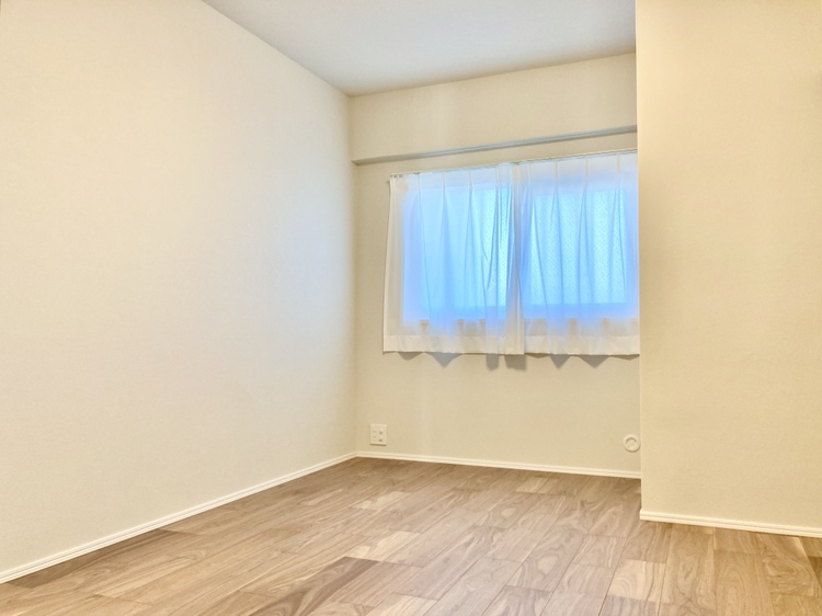 【洋室(北東側)/約6.1帖】採光部分は腰高窓なので、家具の配置がしやすく、壁面を活かしたレイアウトが可能なお部屋。プライベートな時間をゆったりと過ごすことができます。