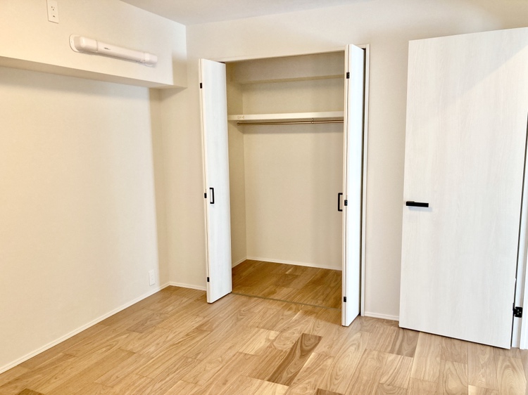 【洋室(北東側)/約6.1帖】様々なインテリアと相性の良いシンプルな内装で、お部屋作りを楽しめます。各洋室にクローゼットが設けられています。