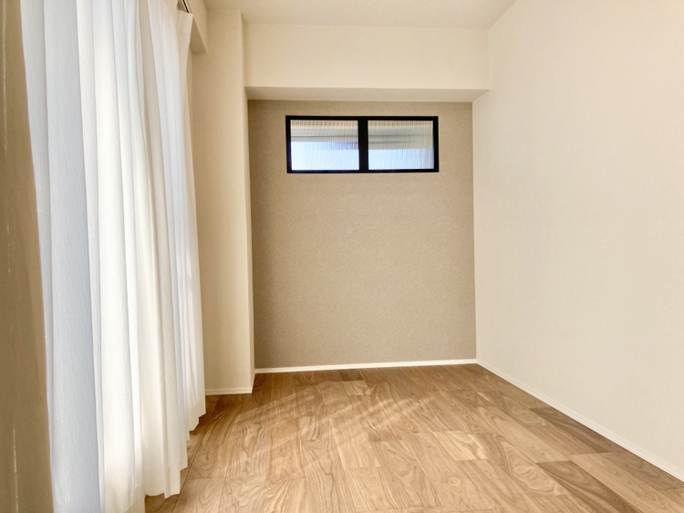 【洋室/約4.7帖】北西側に掃き出し窓が設けられており、屋上テラスへ出入りできるお部屋です。仕事や勉強の合間にテラスに出れば、気分もリフレッシュできそうです。