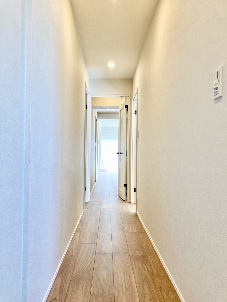 【廊下】玄関からLDKと洋室に通じる廊下です。来客時に室内が見えにくく、プライバシーが守られます。全室クロス貼り替え済のきれいな空間です。