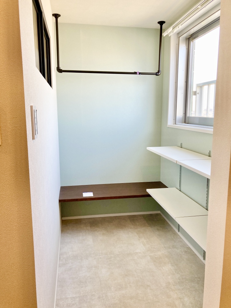 【SIC】玄関横に設けられたSIC。ご家族分の靴やアウターのほか、ベビーカーやアウトドア用品、お子様の外遊びグッズなどもまとめて収納が可能です。