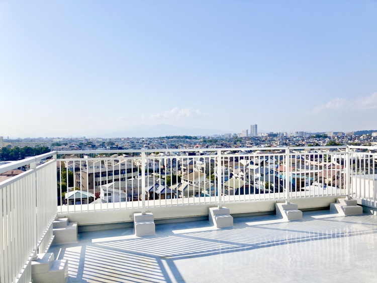 【屋上テラス】開放的な屋上テラス。天気の良い日には、テラスから相模湾と富士山を望むことができます。※眺望は将来に渡って保証するものではありません。