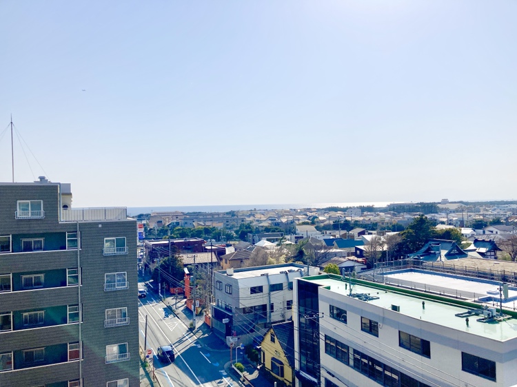 【住戸からの眺望】目の前の視界を遮る大きな建物が隣接していないため、ゆったりとした眺望を楽しむことができます。※眺望は将来に渡って保証するものではありません。