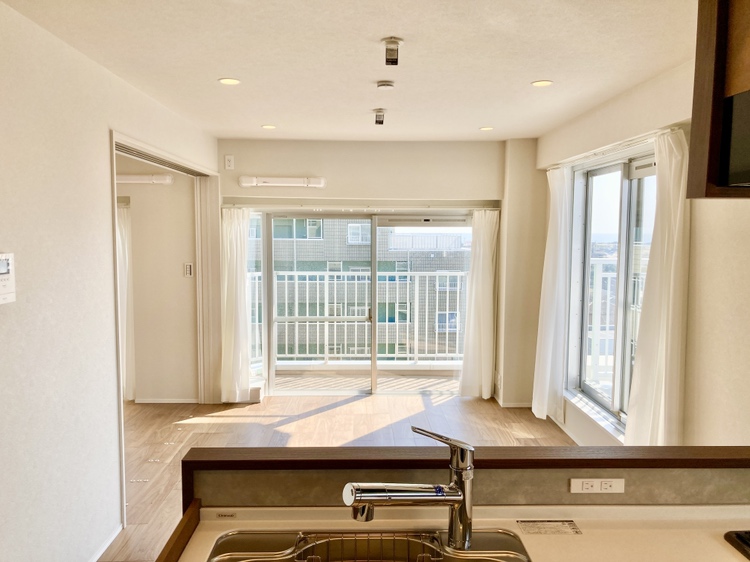 【LDK】バルコニーと屋上テラスに隣接した窓があり、明るく開放的なLDKです。キッチンからリビングを見渡せるため、お料理中もお子様の様子を見守ることができて安心です。