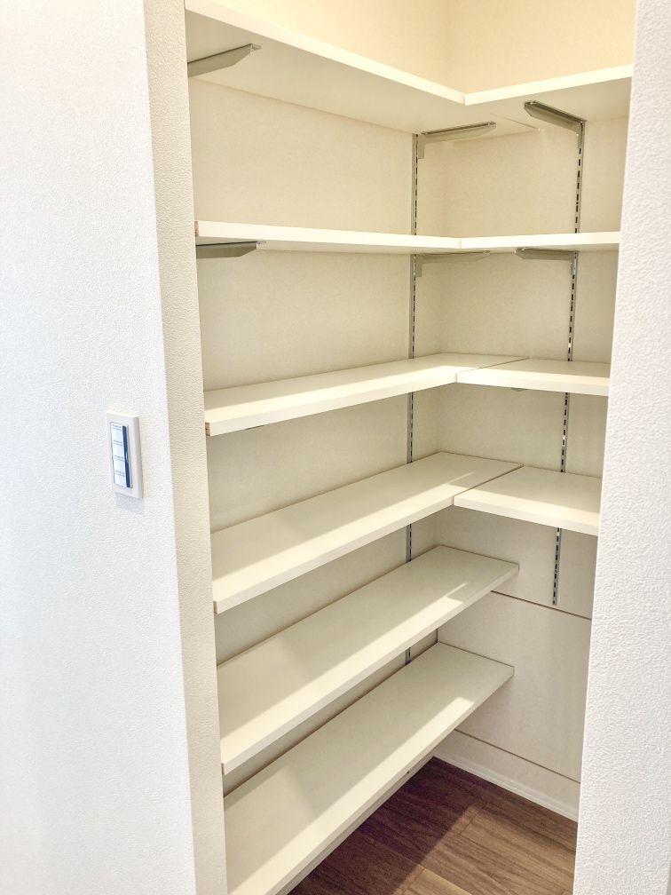 【収納/LDK】廊下への出入り口付近に、収納スペースが設けられています。可動式の棚付きです。ご家族共有の物や、掃除道具などをすっきりと収納していただけます。