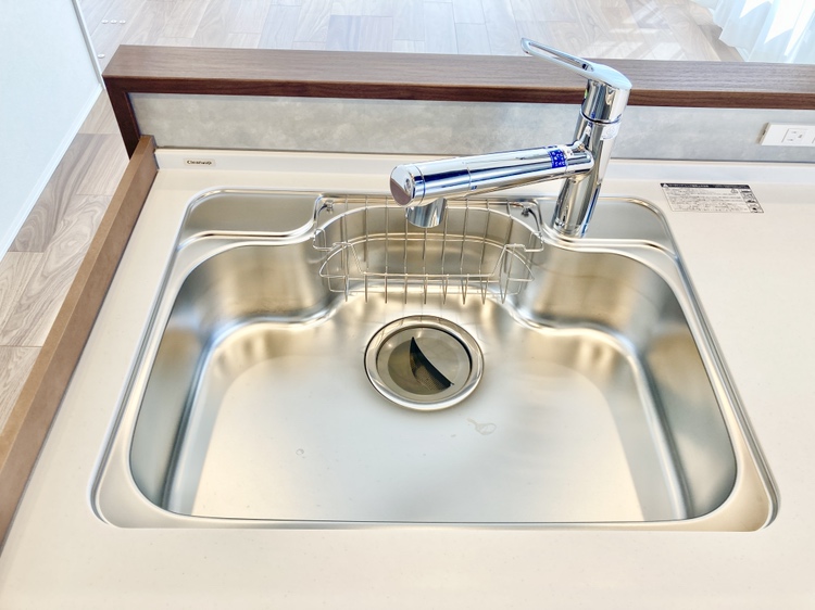 【キッチン】シンクには浄水器内蔵シャワー水栓が備わっています。蛇口一体型のため、シンク周りのスペースを邪魔しません。日々のお料理や飲料水として、手軽に利用できます。