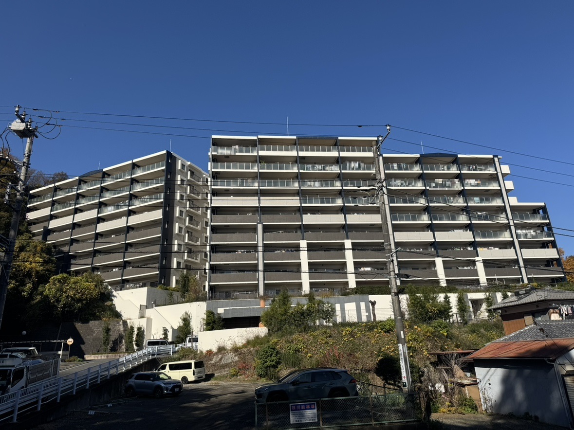 【現地外観写真】地下1階付地上9階建・総戸数97戸。大切なペットと一緒に暮らせるマンションです(飼育細則あり)。