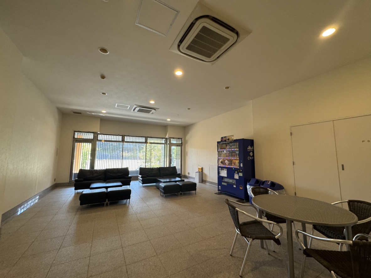 【ロビー】明るく開放感あるデザインのロビーです。ソファーがあるので、来客との待ち合わせや住民同士のコミュニケーションの場としてゆったり過ごせそうです。