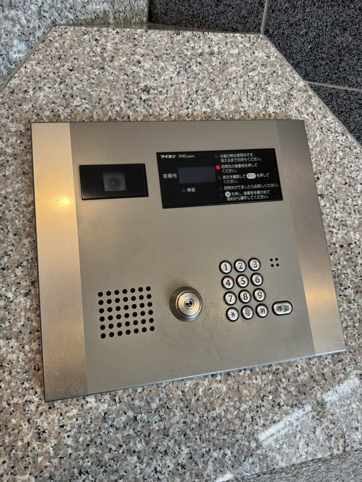 【エントランス】オートロックシステムが不審者や空き巣の侵入を防ぎ、防犯性を高めます。TVモニター付きインターホンが採用されており、室内から訪問者の姿を確認することも可能です。