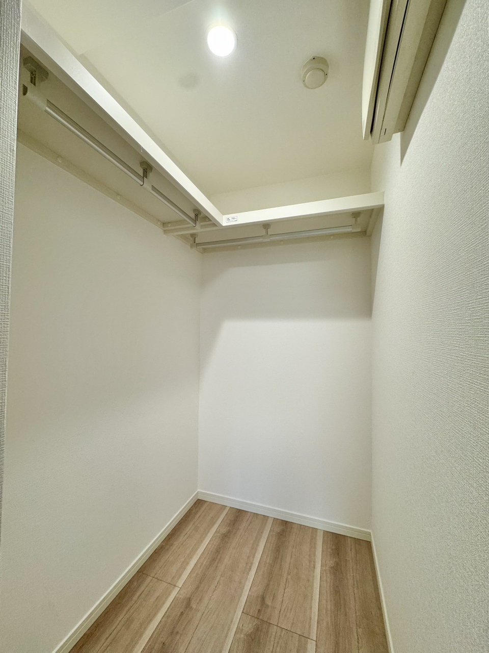 【WIC】約6.0帖の洋室にはゆとりあるWICが備わっています。ご家族分の衣類はもちろん、スーツケースや季節家電などもたっぷり収納可能。