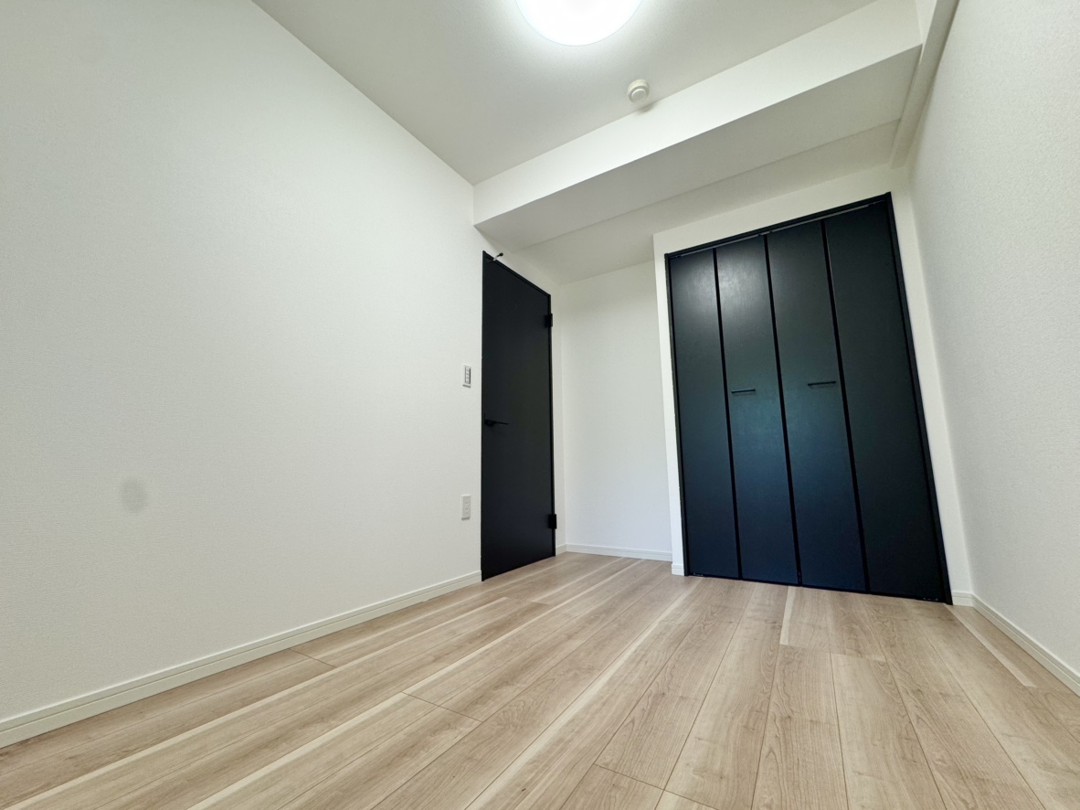 【洋室/約5.0帖】クローゼットが備わっており、使う人や収納する物によって使い分けることが可能。整理整頓しながら、使い勝手の良い収納に。収納家具を最小限にし、居住空間の広さを十分に活用できます。