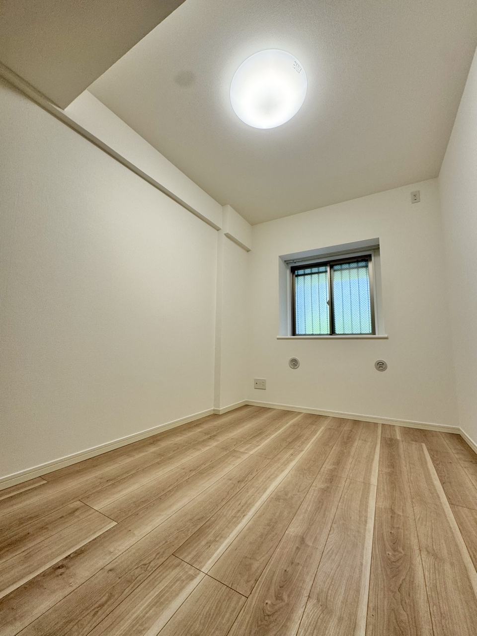 【洋室/約5.8帖】採光部分は腰高窓なので、家具の配置がしやすく、壁面を活かしたレイアウトが可能です。