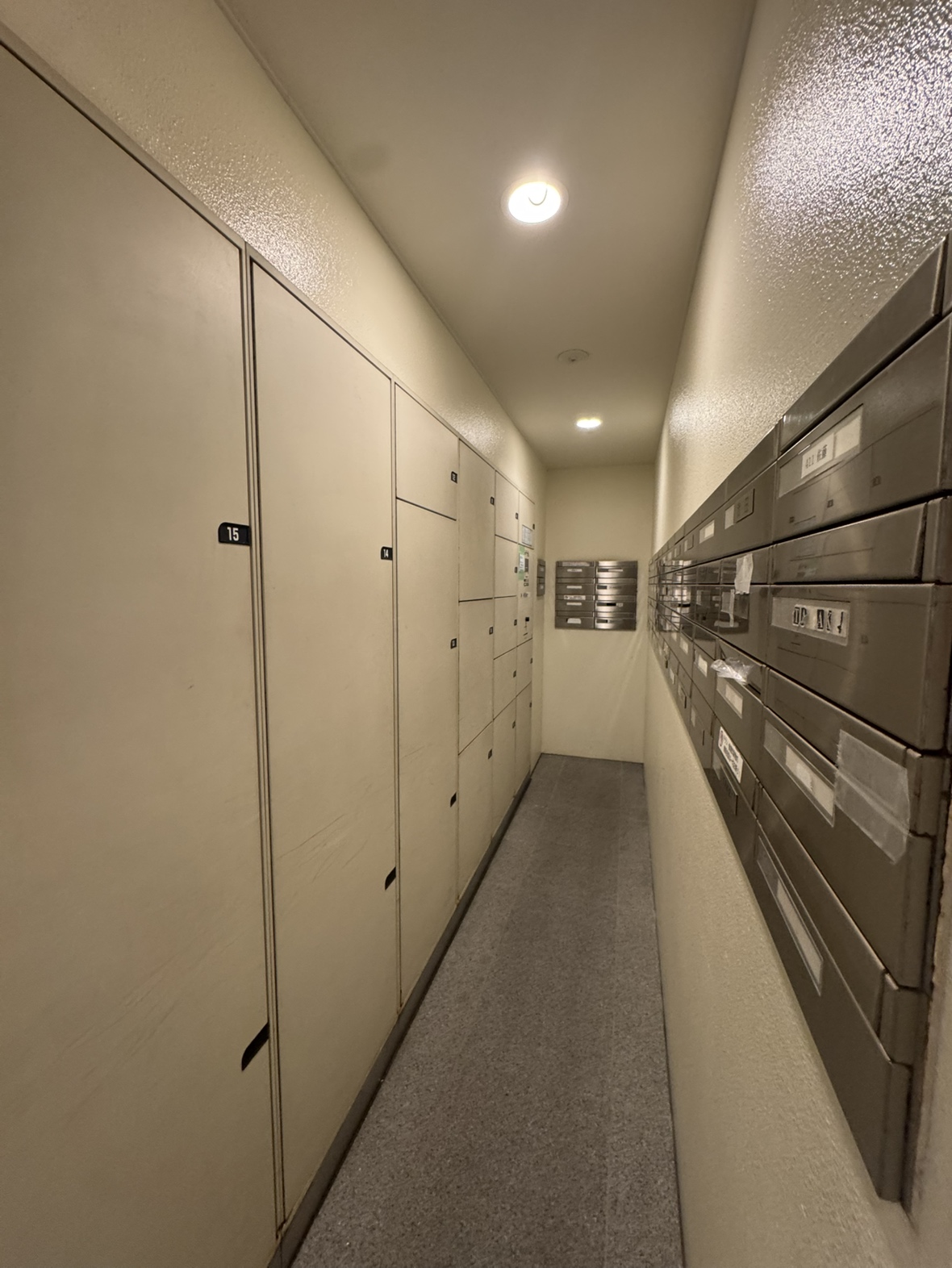 【宅配ボックス】共用部に宅配ボックスが設置されています。外出中でも荷物を受け取ることができるので、気軽にネットショッピングを楽しめそうです。