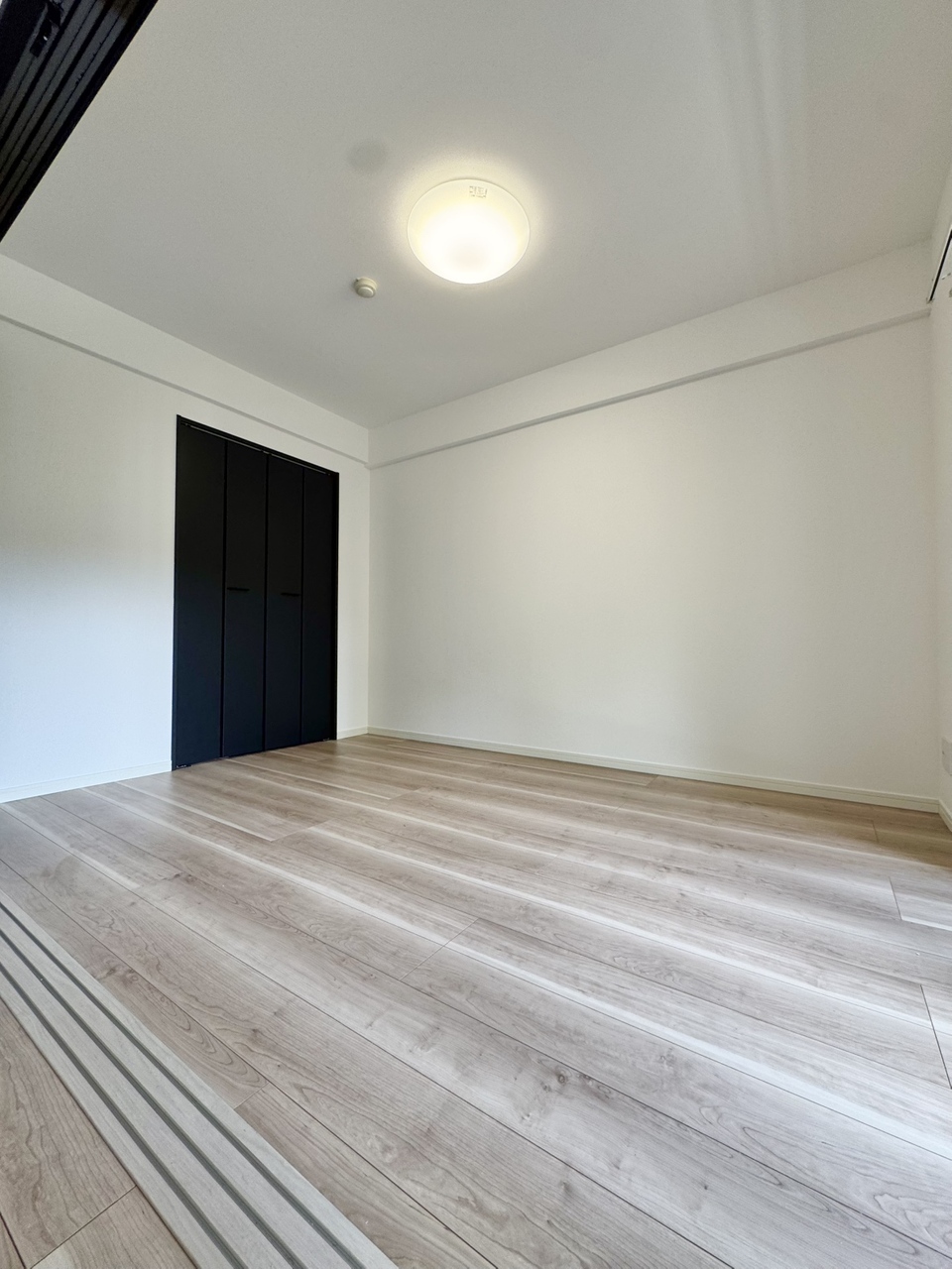 【洋室/約5.8帖】LDKに隣接した約5.8帖の洋室。リビングの一部としても、個室としても活用可能。ご家族の気配を感じながら過ごせるため、子供部屋としての利用もおすすめです。