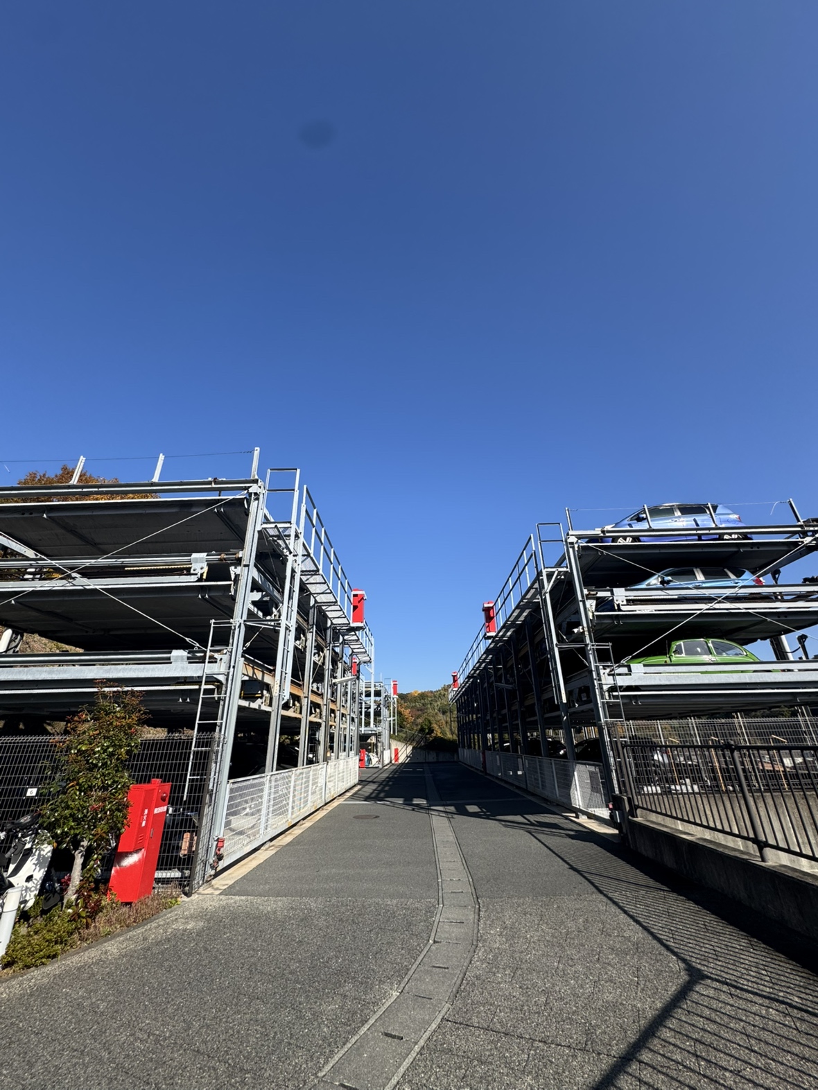 【駐車場】マンション敷地内に駐車場が設けられています。盗難やいたずらなどの被害を軽減できる機械式タイプ。最新の駐車場空き状況は担当までいつでもお気兼ねなくご確認ください。