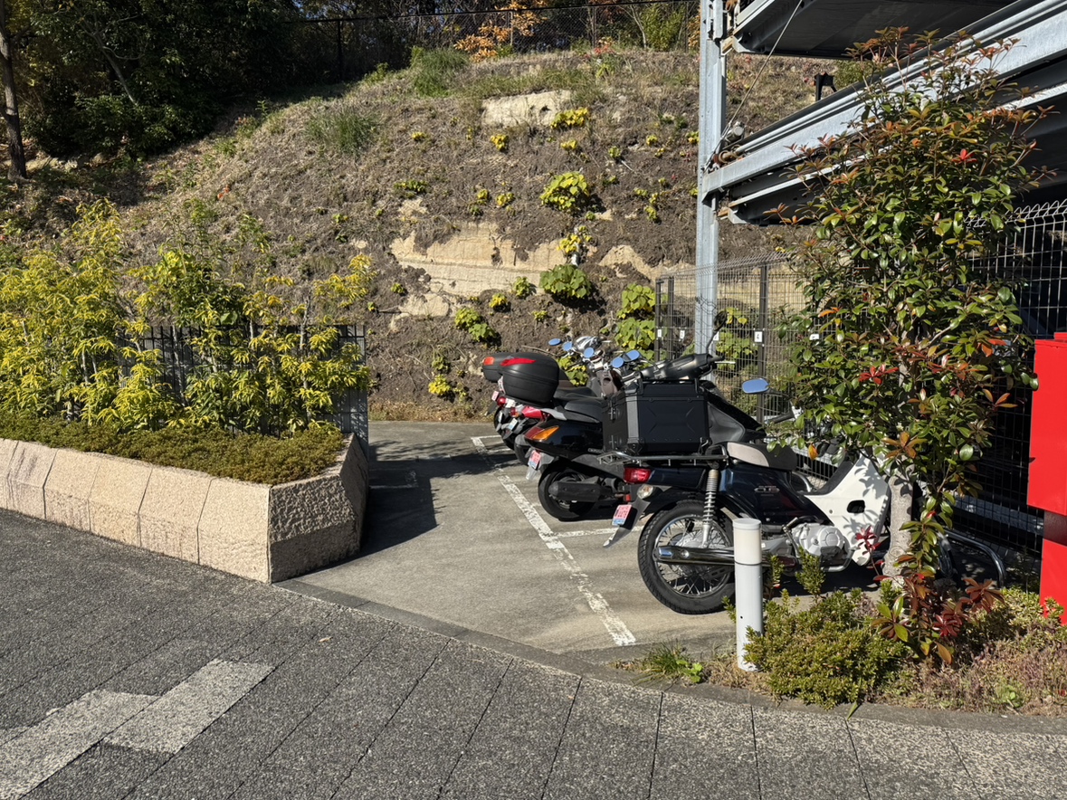 【バイク置場】マンション敷地内にバイク置き場が設置されています。空き情報や利用料金などの詳細は、お気軽にお問い合わせください。