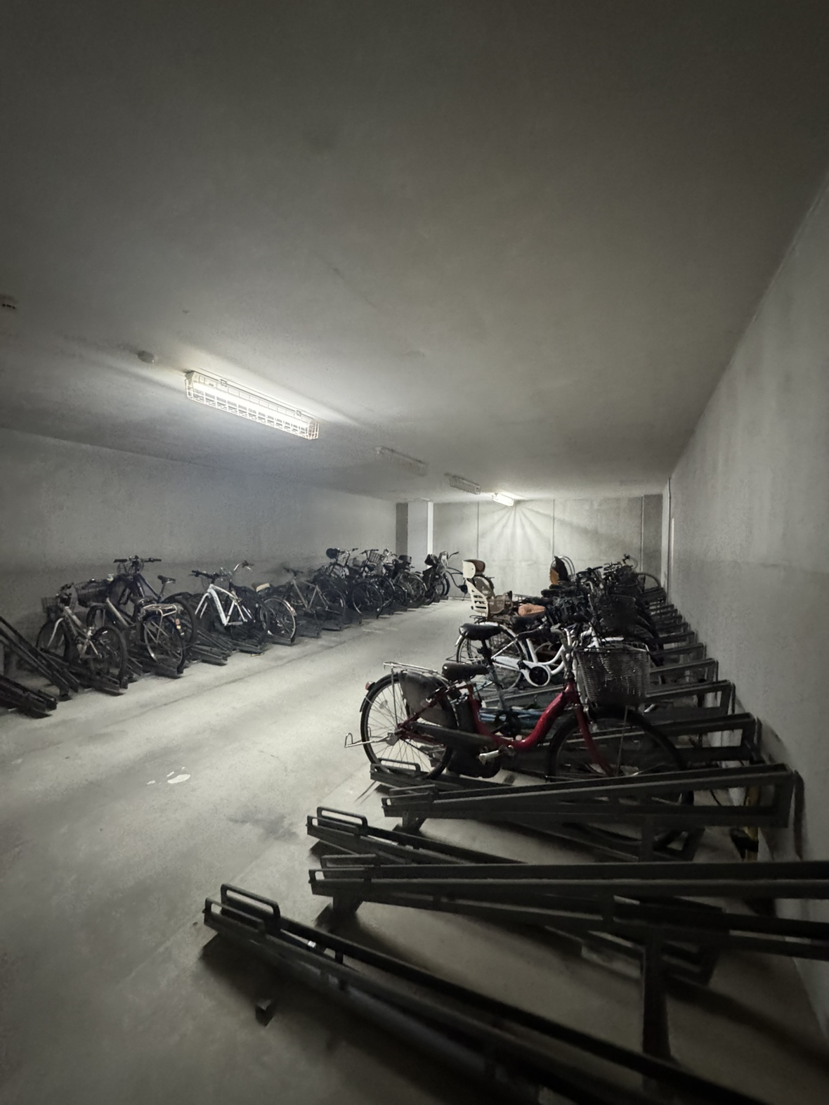 【駐輪場】直射日光や雨が当たりにくい屋内の駐輪場です。空き情報や利用料金などの詳細は、お気軽にお問い合わせください。