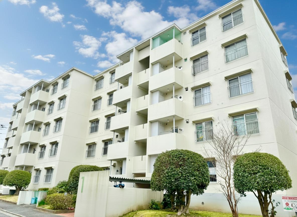 【現地外観写真】総戸数382戸のビッグコミュニティ。神奈川中央交通バス「上郷小学校前」停まで徒歩2分の立地です。※写真は現地撮影ですが、空の色は加工しています。