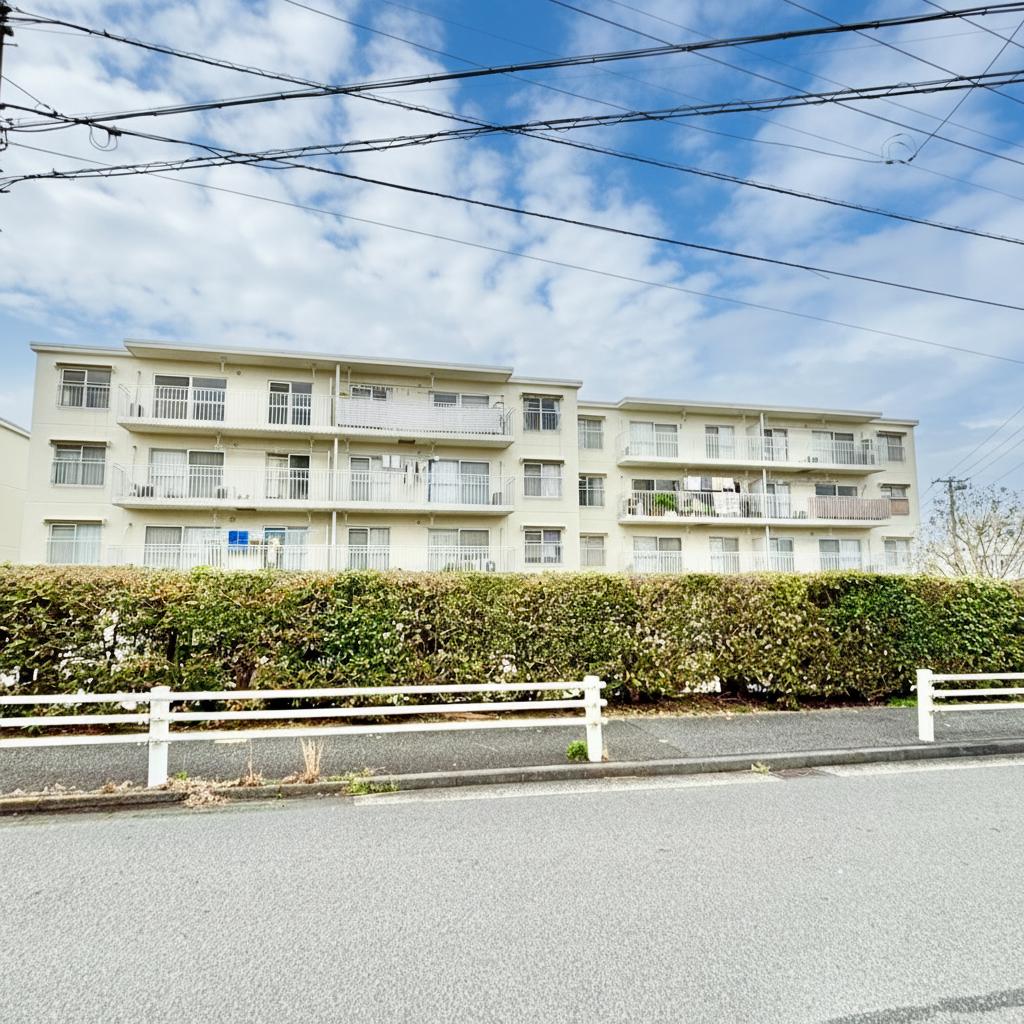 【現地外観写真】生活利便施設が身近に揃う、幅広い世代に暮らしやすいロケーション。※写真は現地撮影ですが、空の色は加工しています。