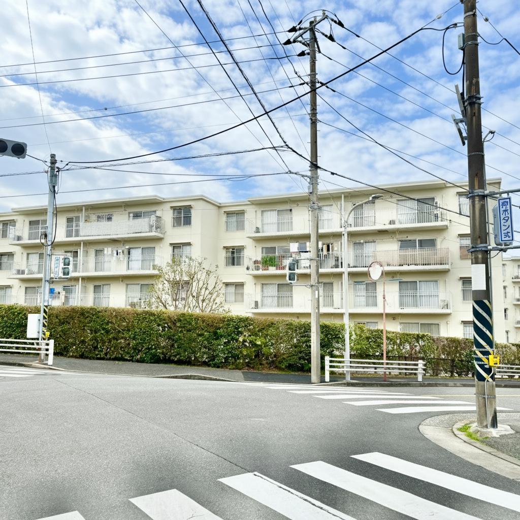 【現地外観写真】横浜市立上郷小学校まで徒歩2分。低学年のお子様にも通学の負担が少ない距離です。※写真は現地撮影ですが、空の色は加工しています。