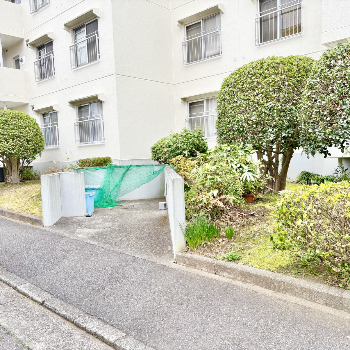 【共用部】管理の行き届いた、清潔感のあるゴミ置場です。エントランス付近に設けられているため、忙しい朝の時間もゴミ出しがスムーズに行えます。