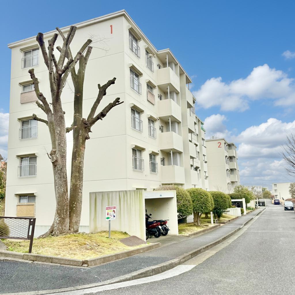 【現地外観写真】周辺には歩道が整備されています。小さなお子様もゆったりと通行できます。※写真は現地撮影ですが、空の色は加工しています。