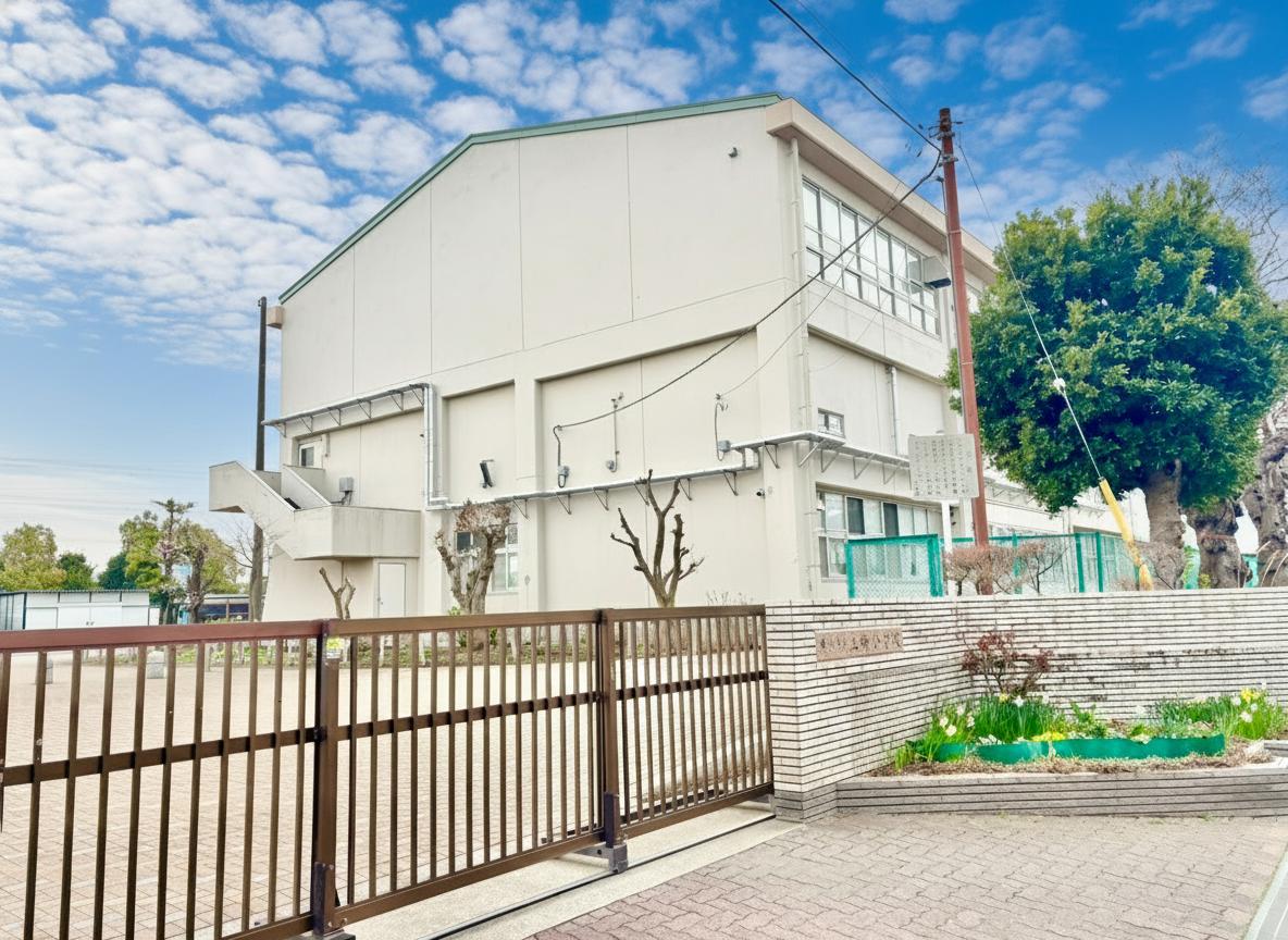 【横浜市立上郷小学校】徒歩2分。低学年のお子様にとっても通学の負担が少ない距離。学校行事の際には、保護者の方も歩いて行きやすいです。※写真は現地撮影ですが、空の色は加工しています。