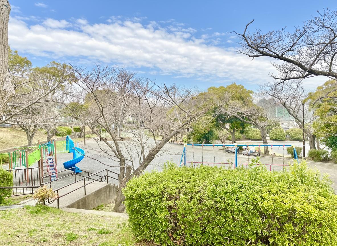 【いの山東公園】徒歩3分。ブランコやすべり台などの遊具が設置されています。豊かな緑が季節ごとに表情を変え、四季の移ろいを楽しめます。※写真は現地撮影ですが、空の色は加工しています。