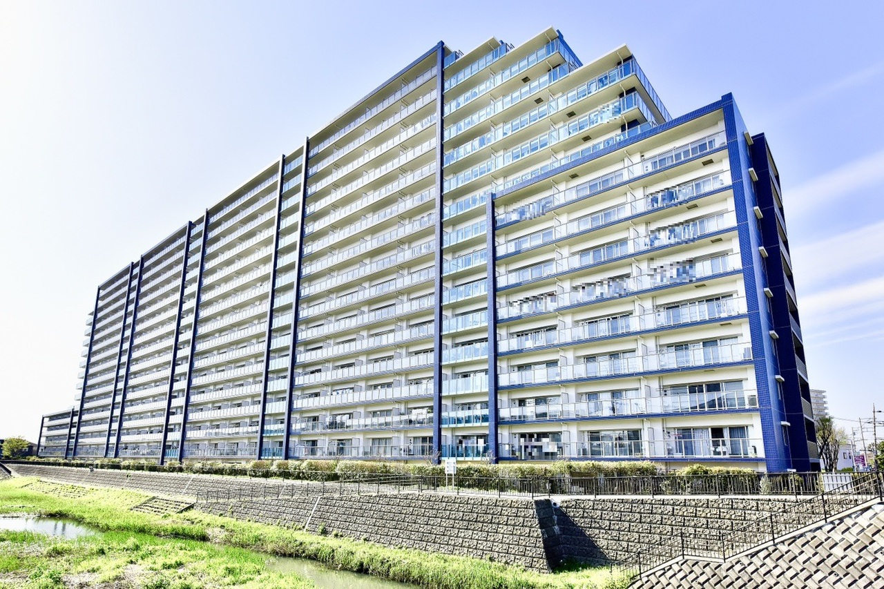 【パークスクエア湘南茅ヶ崎】JR東海道本線「茅ヶ崎」駅まで徒歩12分の立地にある2SLDK＋WIC住戸です。徒歩4分圏内にスーパーや小中学校があり、ファミリーにおすすめ。