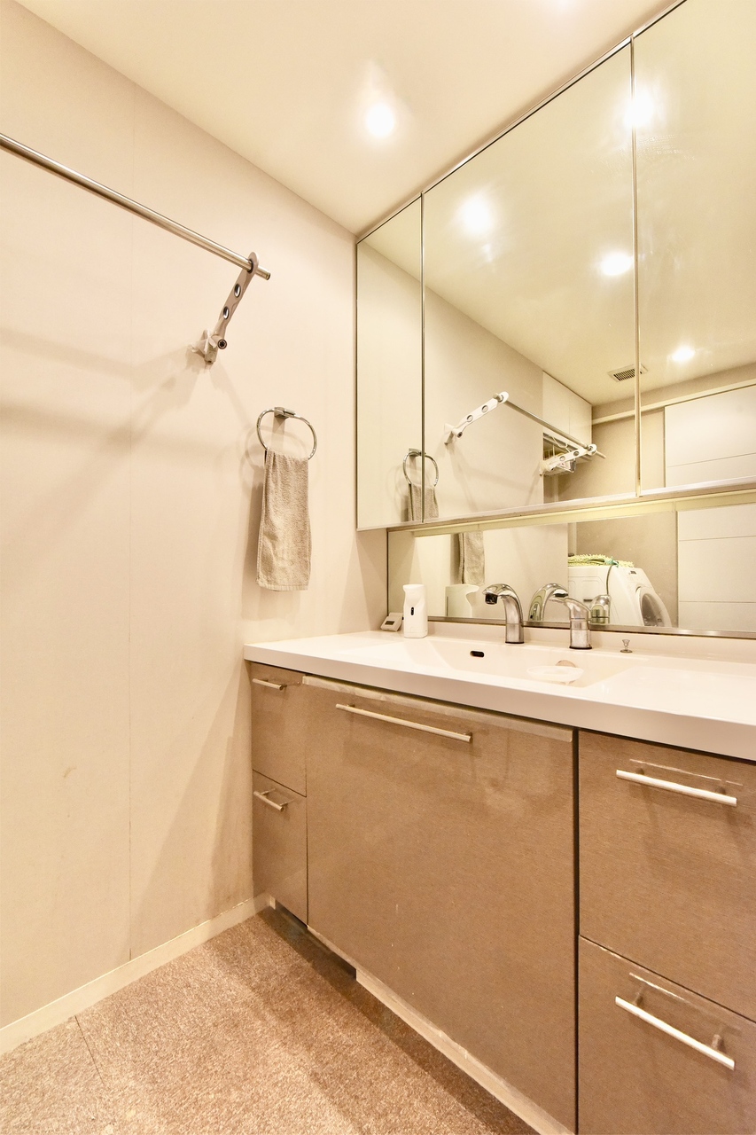 【洗面所】三面鏡裏と下部キャビネットに収納スペースが備えられています。散らかりがちな小物からタオル類まですっきり収まり、清潔感ある空間を保てる設計です。